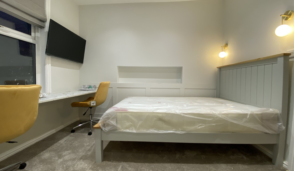 Flat 3 Lenton Blvd bedroom