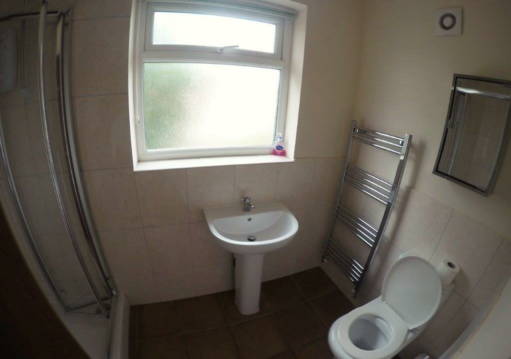 70BR06_Bathroom_1st_Floor