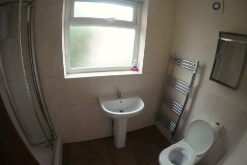 70BR06_Bathroom_1st_Floor