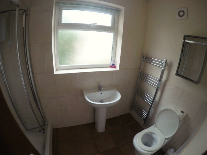 70BR06_Bathroom_1st_Floor
